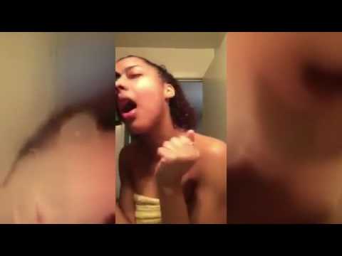 بالفيديو فتاة تصرخ من شدة الألم عند إزالة قناع وجه التصق ببشرتها