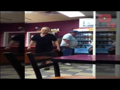 بالفيديو معركة عنيفة بين فتاتين اميركيتين داخل أحد المطاعم