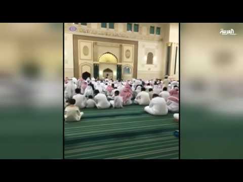 آلاف المصلين يتوجهون إلى المسجد النبوي لصلاة العيد