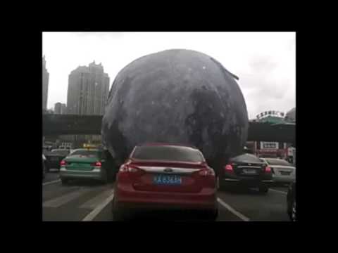 شاهد نموذج للقمر يثير فوضى في شوارع مدينة صينية