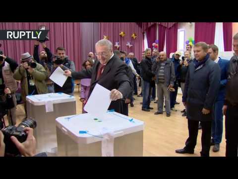 جيرينوفسكي يدلي بصوتـه في انتخابات مجلس الدوما الروسي