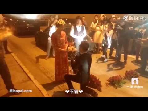 بالفيديو حادث مروري يتسبَّب في إقامة حفل زفاف صيني داخل نفق
