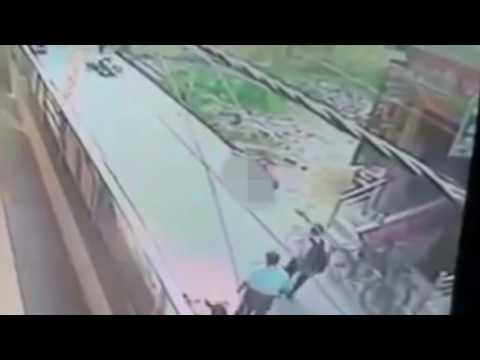 بالفيديو هندي ينتقم من حبيبته بـ22 طعنة في الشارع