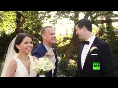 بالفيديو توم هانكس يفاجئ عروسين في سينترال بارك في نيويورك