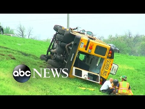 بالفيديو لحظات تعرض حافلة مدرسية لحادث مخيف في أميركا