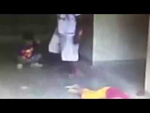 بالفيديو تايلاندي يعتدي بوحشية على طفل عقابا له على اللعب مع ابنه