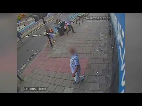 بالفيديو لحظة اعتداء رجل مجهول على امرأة في الشارع