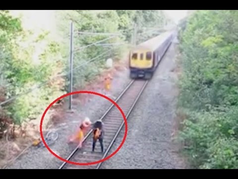 شاهد عامل سكة حديد ينقذ حياة رجل مخمور من أمام قطار