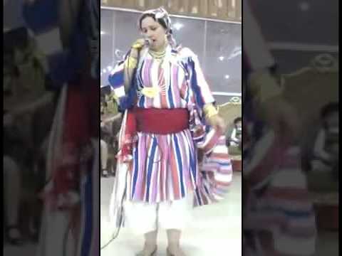 بالفيديو  موقف محرج لراقصة أثناء إحياء حفل زفاف شعبي