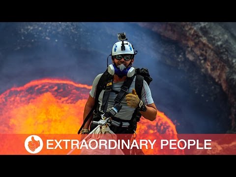 بالفيديو مغامر إنجليزي يخيّم في فوهة بركان