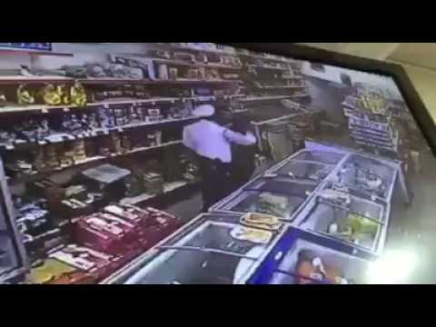 بالفيديو  شرطي عراقي يسرق هاتف زبون داخل سوبر ماركت