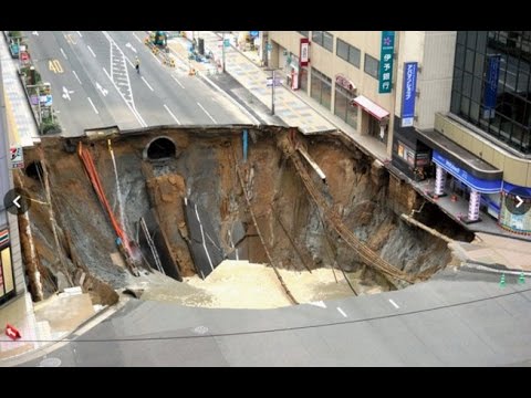 بالفيديو انهيار أرضي مرعب يبتلع شارعًا في اليابان