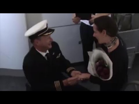 شاهد كابتن الطائرة يطلب الزواج من راكبة