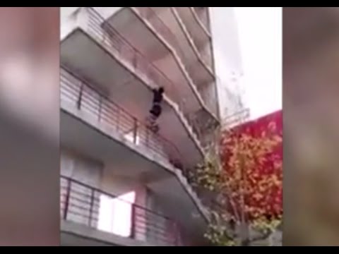 شاهد رجل إطفاء يتسلق مبنى من 9 طوابق في أقل من دقيقة