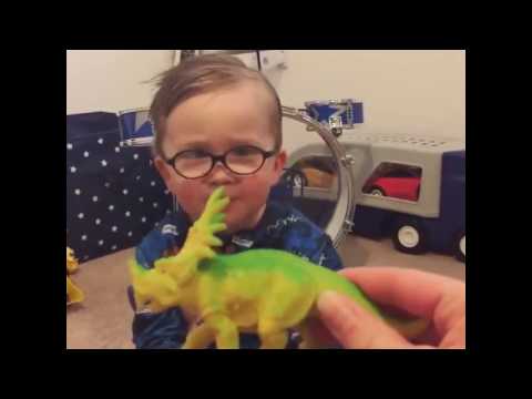 طفل يتفوق على المثقفين في معرفة أنواع الديناصورات