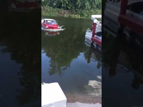 سيارة قديمة تسبح في بحيرة أميركية في يكفيو في ولاية أوهايو