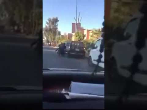 بالفيديو لصان على دراجة بخارية يهاجمان امرأة ويحاولان سرقتها