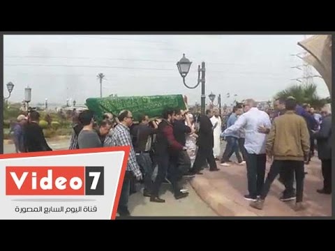 وصول جثمان الفنان محمود عبد العزيز إلى مسجد الشرطة