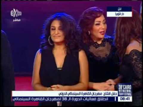 بالفيديو إلهام شاهين تفاجئ فاروق الفيشاوي بقبلة على مسرح الأوبرا