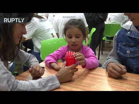 بالفيديو 20 طفلًا يحصلون على أيد صناعية مجانًا طبعت بواسطة طابعة 3d