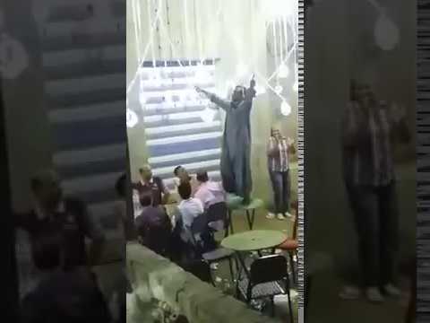 بالفيديو  رجل يتعرض لسقطة مروعة أثناء رقصه في أحد الأفراح