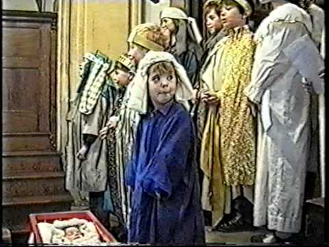 بالفيديو  لقطات طريفة لطفلة تغني مع الكورال بطريقة مزعجة