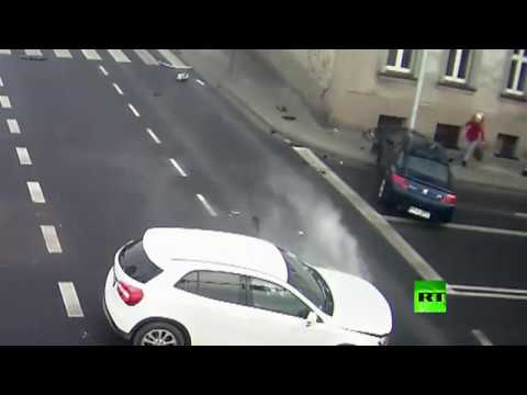 بالفيديو امرأة بولندية تنجو بمعجزة من حادث سير خطير