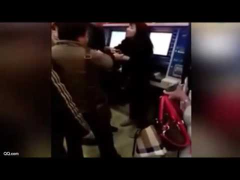 بالفيديو راكب مترو يعتدي على امرأة تخطّته في طابور الانتظار في الصين