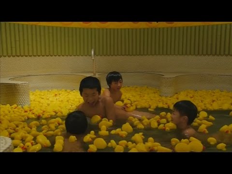 بالفيديو ياباني يبني حمام سباحة منزلي مزوّد بـ 1000 بطة صفراء