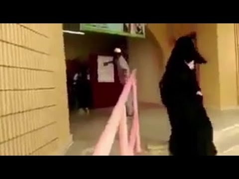 شاهد لحظة طرد معلمة لطالبات من مدرسة في السعودية