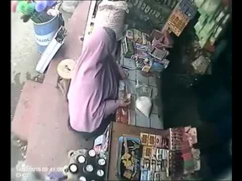 شاهد امرأة تسرق معروضات وتخفيها أسفل حجابها في المنيا