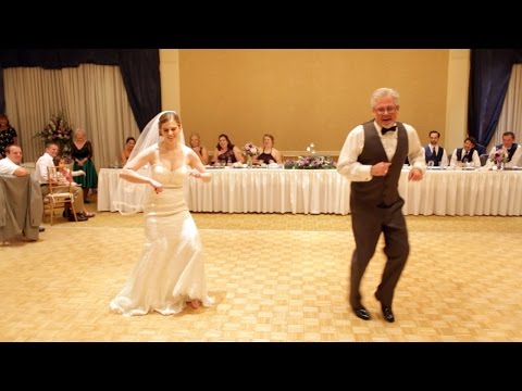 شاهد وصلة رقص مذهلة لأب وابنته في زفافها
