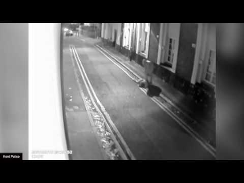 بالفيديو شاب يسحب فتاة من شعرها من الشارع وحتى المنزل