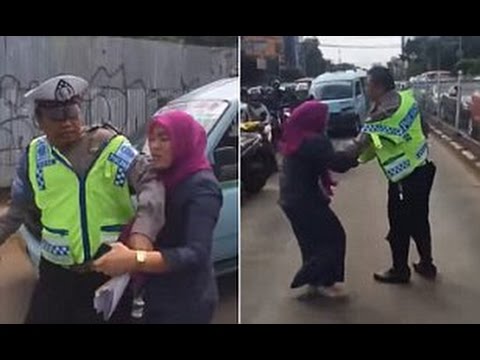 شاهد امرأة تضرب شرطيًّا لحصولها على مخالفة