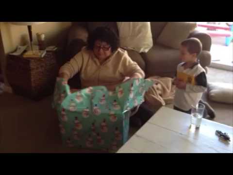 جدة تصاب بحالة من الفزع بسبب هدية أبنائها