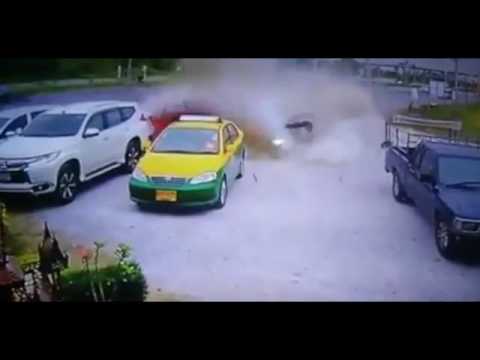 سيارة تطير في الهواء في تايلاند