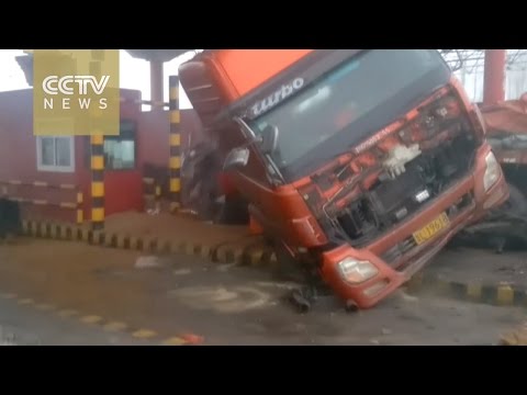بالفيديو  حادث مروع لشاحنة تصطدم بكشك مرور