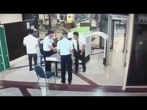 لحظة طرد طيار إندونيسي مخمور بعد دخوله المطار