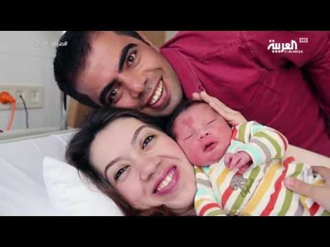 بالفيديو  ولادة توأمين في سنتين منفصلتين