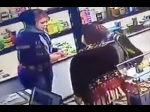 بالفيديو  امرأة تسرق حقيبة بائعة حسناء في العراق