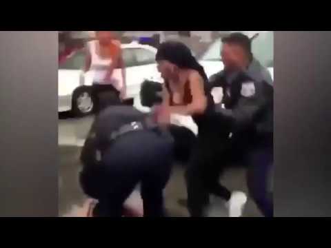 بالفيديو  شرطية تنهال على فتاة باللكمات لإسقاطها نظارتها
