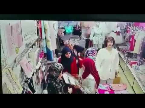 بالفيديو  لحظة سرقة امرأة معروضات من محل ملابس