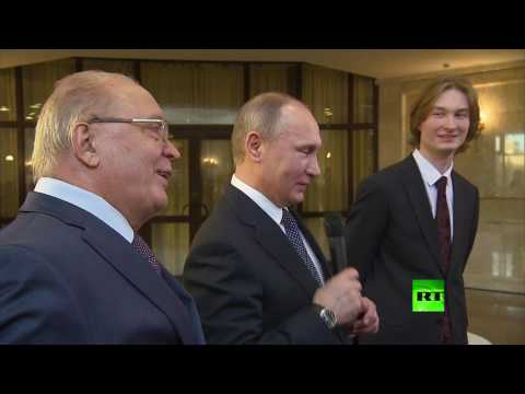 بالفيديو الرئيس بوتين يغني إلى طلبة جامعة موسكو الحكومية