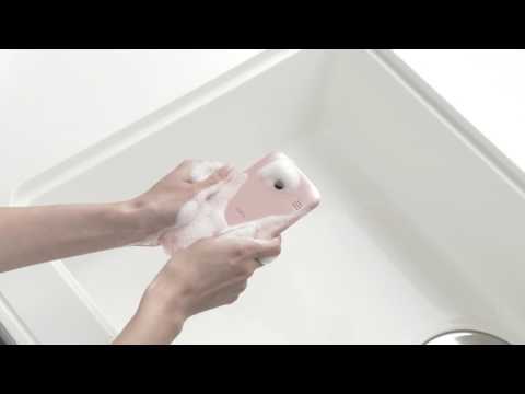 شاهد شركة يابانية تطلق هاتفًا ذكيًا جديدًا يمكن غسله بالماء والصابون
