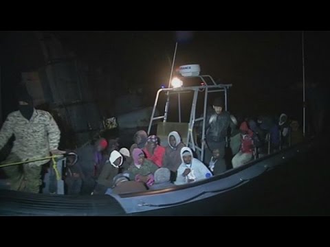 شاهد استمرار خفر السواحل الليبي باعتراض قوارب المهاجرين