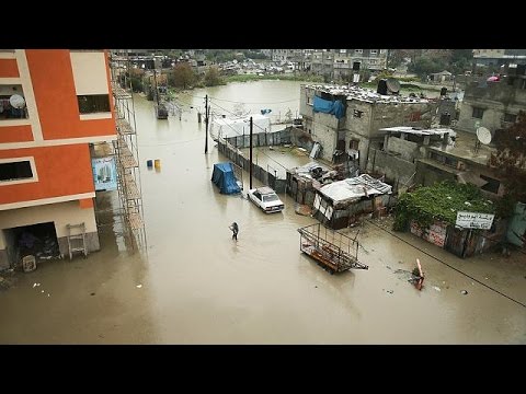 بالفيديو مياه الأمطار تغرق عدة منازل في قطاع غزة