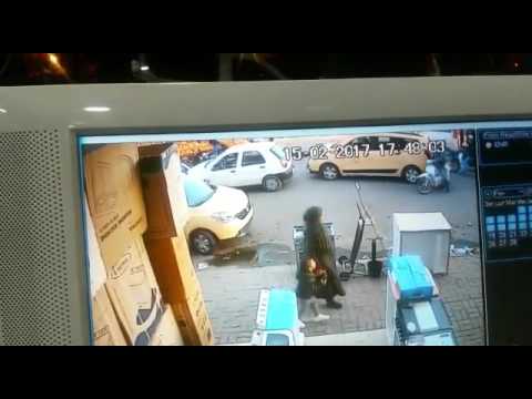 بالفيديو لحظة سرق لص لامرأة مسنّة أمام المارة في مراكش