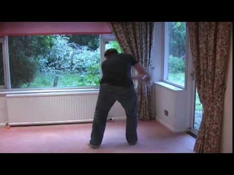 بالفيديو رد فعل امرأة حطّم زوجها زجاج النافذة