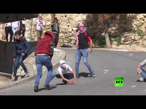 بالفيديو مواجهات بين متظاهرين فلسطينيين والجيش الإسـرائيلي في مدينة الخليل