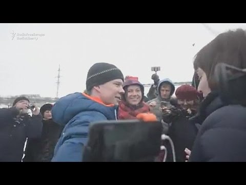 شاهد المعارض الروسي دادين يخرج من السجن